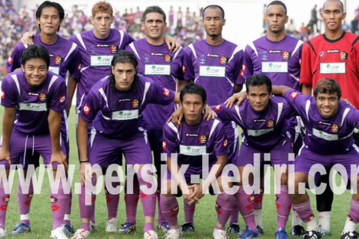 Hamka Hamzah (kiri bawah) saat masih berseragam Persik Kefiri