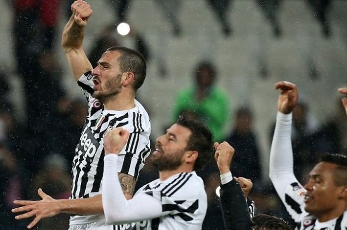 Para pemain Juventus melakukan selebrasi di hadapan pendukungnya, setelah sukses menang 2-0 atas Inter Milan, di Stadion Juventus, Minggu (28/2/2016) atau Senin dini hari WIB.