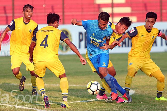 Pemain PSIM Yogyakarta, Ismail Haris (tengah), berupaya lepas dari kepungan pemain Persegres Gresik United dalam laga lanjutan Liga 2 2018 di Stadion Sultan Agung, Bantul, Minggu (9/9/2018).