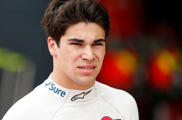 Pebalap Williams, Lance Stroll, berjalan di area pit saat sesi kualifikasi GP Inggris di Sirkuit Silverstone, Sabtu (15/7/2017).