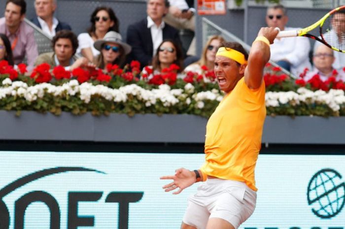 Aksi Rafael Nadal (Spanyol) saat menjalani laga perempat final Madrid Open 2018 yang digelar pada Jumat (10/5/2018).