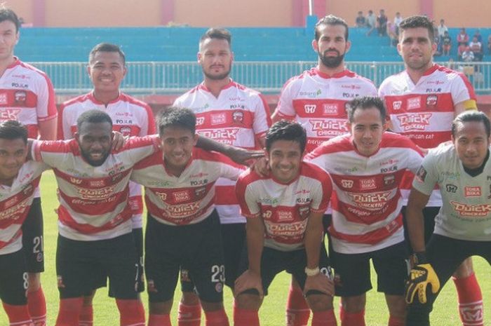 Sasa Kolunija (paling kiri atas), Madura United versus Mojokerto Putera.