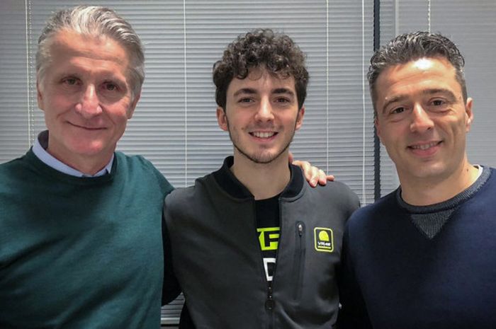 Pebalap muda, Francesco Bagnaia (tengah), berfoto bersama Sporting Director tim Ducati, Paolo Ciabatti (kiri), dan Manajer Tim Pramac Racing, Francesco Guidotti (kanan). 