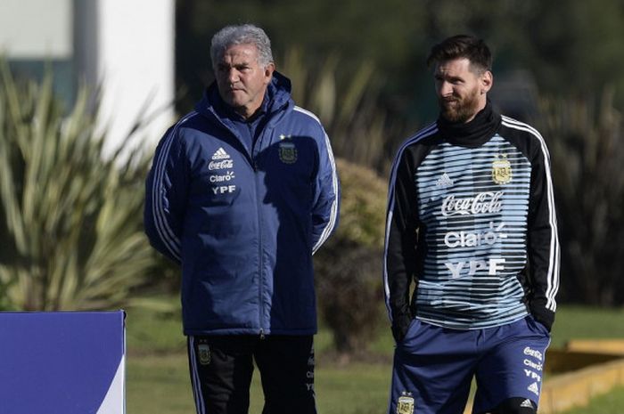 Manajer timnas Argentina, Jorge Burruchaga (kiri), bersama Lionel Messi dalam sesi latihan tim di Buenos Aires, 22 Mei 2018.