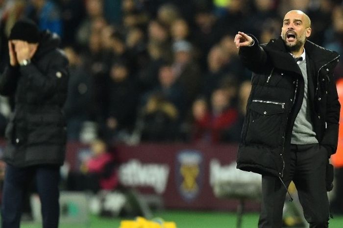 Manajer Manchester City, Josep Guardiola (kanan), memberikan instruksi kepada anak-anak asuhnya dalam laga Premier League kontra West Ham United di Stadion London, 1 Februari 2017.