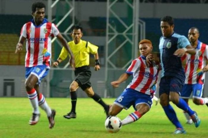 Pemain andalan Maluku Utara (Malut), Djali Ibrahim (biru) bakal menghadapi laga menentukan kontra Papua pada laga pamungkas Pra-PON untuk Zona Papua di Stadion Wibawa Mukti, Kab. Bekasi, Kamis (24/3/2016). 