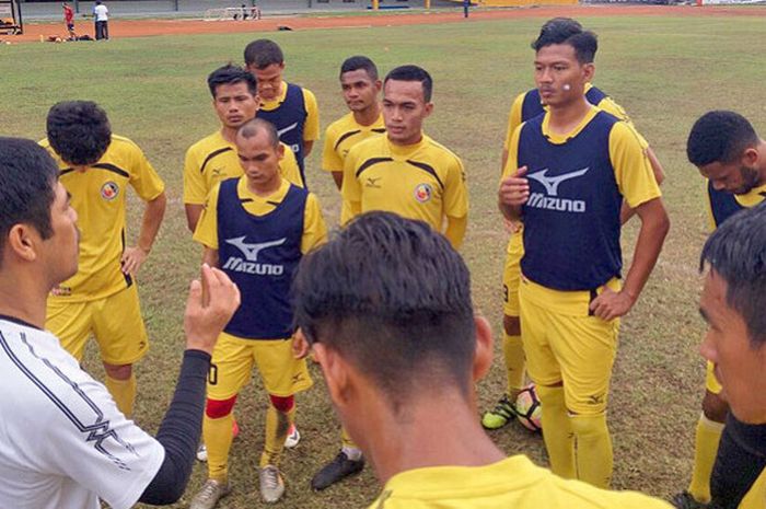 Pelatih Semen Padang, Nilmaizar, memberi arahan dalam sesi latihan tim di Stadion Gelora Sriwijaya, Palembang, pada Rabu (9/8/2017) menjelang laga lanjutan Liga 1 melawan tuan rumah Sriwijaya FC.