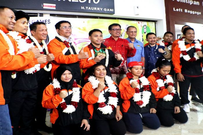 Tim angkat besi Indonesia tiba di bandar udara Soekarno-Hatta, Tangerang, Banten, pada Rabu (7/11/2018).