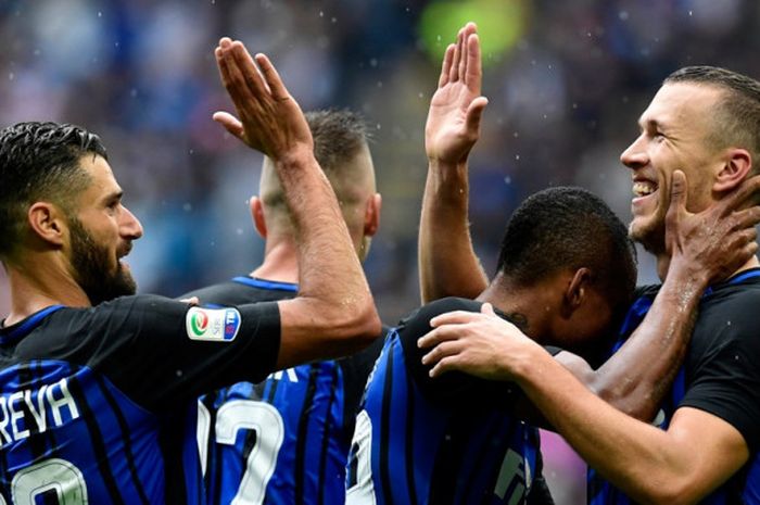 Para pemain Inter Milan merayakan gol yang dicetak Ivan Perisic (kanan) dalam laga Liga Italia kontra SPAL di Stadion Giuseppe Meazza, Milan, pada 10 September 2017.
