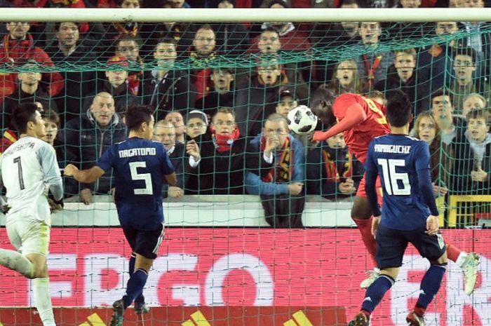 Striker Belgia, Romelu Lukaku, mencetak gol ke gawang Jepang dalam laga persahabatan di Bruges, Prancis, pada 14 November 2017.