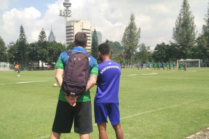 Pelatih Bhayangkara FC, Simon Mcmenemy (kiri) dan sang asisten saat menyaksikan training camp (TC) timnas U-23 Indonesia di Lapangan ABC, Senayan, Jakarta Pusat, Selasa (20/2/2018) pagi WIB.