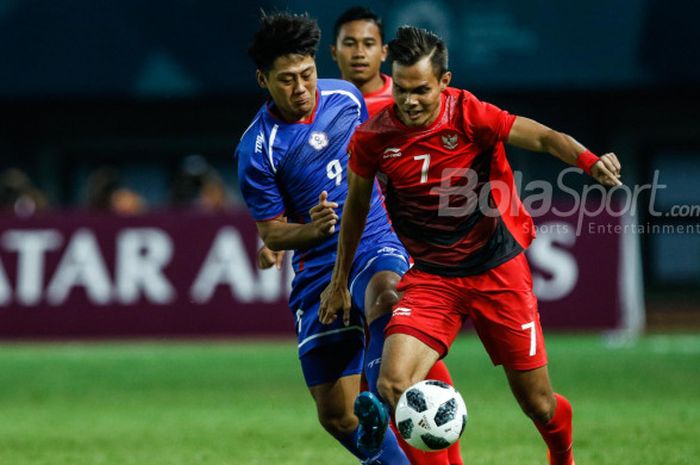  Bek tim nasional U-23 Indonesia, Rezaldi Hehanussa, berusaha melewati pemain Taiwan pada pertandingan Grup A cabang sepak bola Asian Games 2018 di Stadion Patriot, Minggu (12/8/2018).  