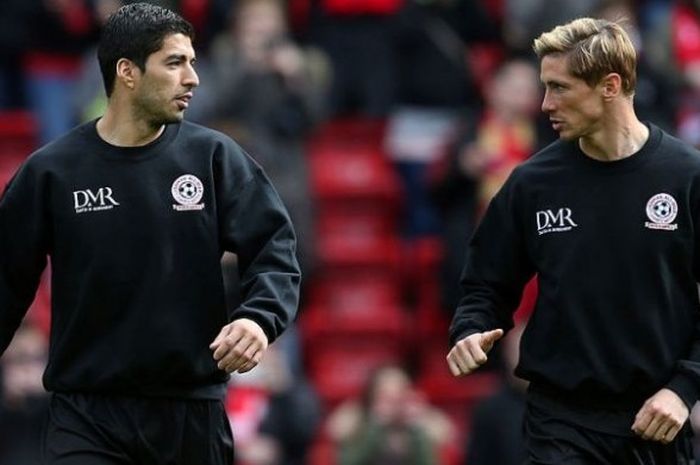 Luis Suarez (kiri) dan Fernando Torres dalam laga Liverpool All-Star Charity Match di Stadion Anfield, Liverpool, 29 Maret 2015.
