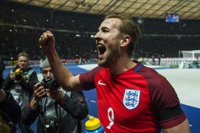 Penyerang timnas Inggris, Harry Kane, merayakan kemenangan timnya atas Jerman dalam laga persahabatan di Olympiastadion, Berlin, Sabtu (26/3/2016).