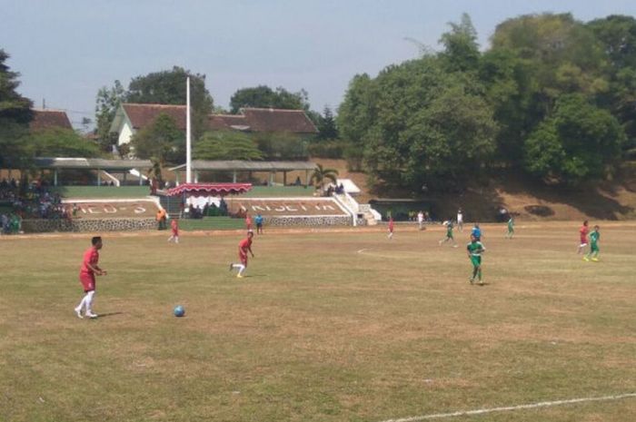 Pertandingan turnamen Menpora U-14 antara Sulawesi Tenggara (merah) dan Yogyakarta (hijau) di Lapangan Armed-3, Magelang.