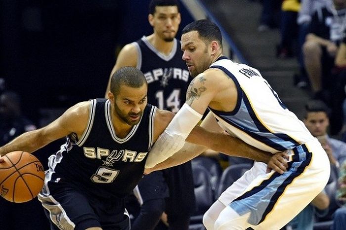 Pemain San Antonio Spurs, Tony Parker (memegang bola), sedang menghindar dari hadangan pemain Memphis Grizzlies, Jordan Farmar, pada laga keempat putaran pertama babak playoff Wilayah Barat di FedEx Forum, Minggu (24/4/2016). Spurs unggul 4-0 dan lolos ke semifinal Wilayah Barat.