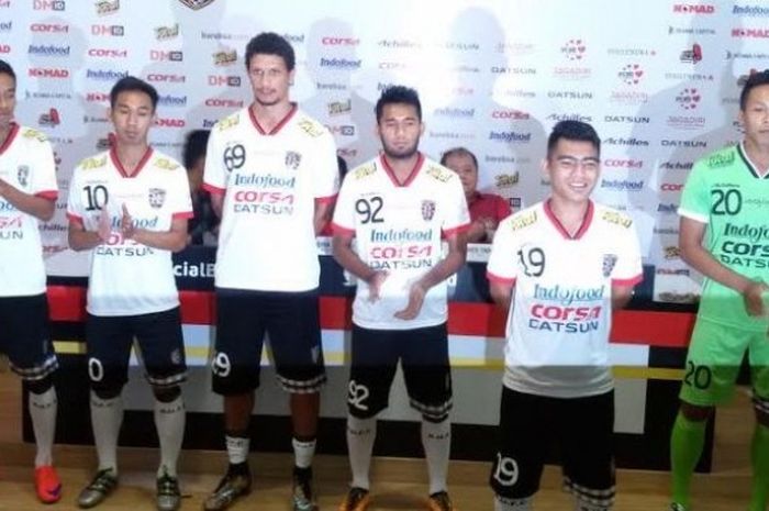 Gelandang serang asal Brasil, Lucas Patinho (dua dari kiri) adalah satu dari dua pemain asing Bali United saat peluncuran jersey skuat Serdadu Tridatu pada Kamis (21/4/2016). 