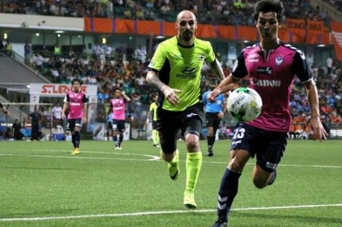 Striker asal Republik Irlandia milik Tampines Rovers, Billy Mehmet mengejar gelandang Albirex Niigata, Atsushi Kawata yang menguasai bola pada final Piala Singapura di Stadion Jalan Besar, Singapura, Sabtu (29/10/2016) malam.