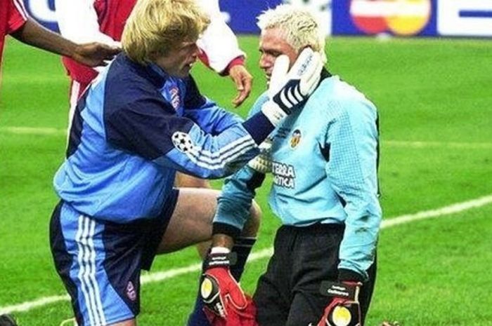 Kiper Oliver Kahn menunjukkan solidaritas kepada Santiago Canizares seusai Bayern Muenchen mengalahkan Valencia pada final Liga Champions 2001.  
