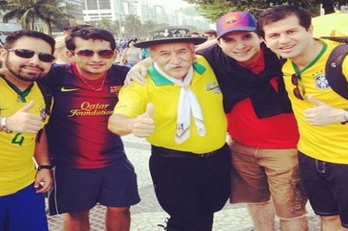 Clovis Fernandes (tengah), fan fanatik Brasil yang meninggal akibat kanker pada 2015.