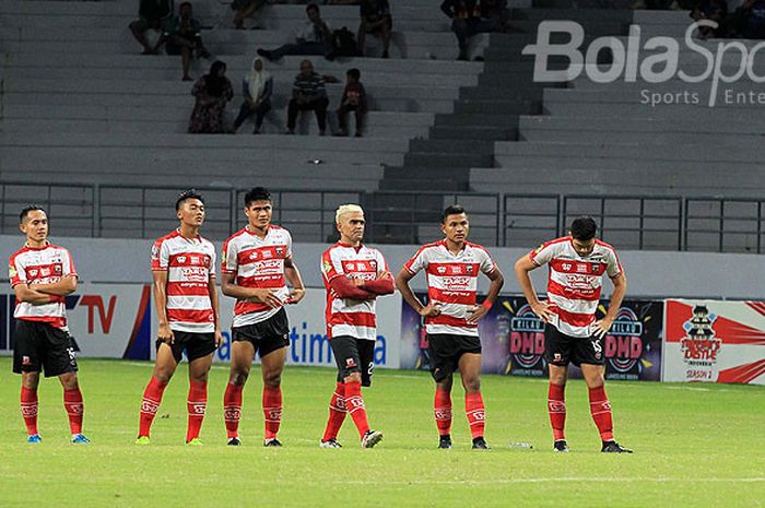  Ekspresi pemain Madura United usai dikalahkan Persebaya Surabaya pada babak penyisihan Grup B Piala Gubernur Kaltim 2018 di Stadion Batakan Balikpapan, Kalimantan Timur, Sabtu (24/02/2018) malam. 