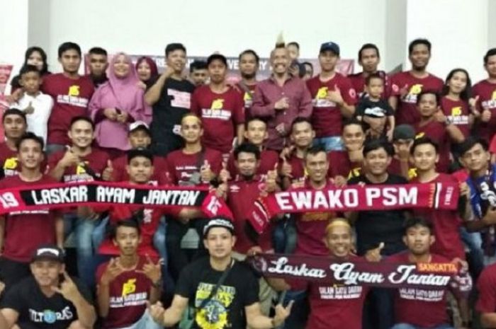 Suporter PSM dari ordo Laskar Ayam Jantan (LAJ) membuka korwil baru di wilayah Sangatta, Kalimantan Timur, Kamis (19/10/2018)