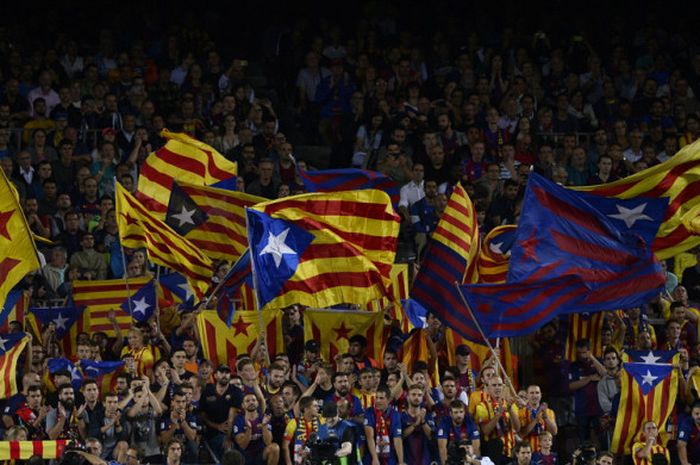 Beberapa fan Barcelona mengibarkan bendera Catalunya dalam pertandingan Grup D Liga Champions 2017-2018 menghadapi Juventus di Stadion Camp Nou, Barcelona, Spanyol, pada 12 September 2017.
