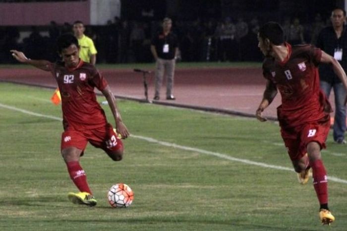Pemain Persis, Bayu Nugroho (kiri), beraksi dalam laga kontra PSGC.