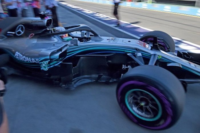 Pebalap Formula 1 asal Inggris Raya, Lewis Hamilton, berada di garasi  pada latihan pertama GP Australia yang berlangsung di Sirkuit Melbourne Grand Prix, Jumat (23/3/2018)