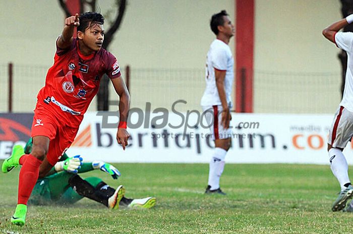Pemain Semeru FC, Yogi Saiful Rizal, melakukan selebrasi seusai mencetak gol ke gawang PS Mojokerto Putra dalam laga lanjutan Liga 2 di Stadion Semeru, Senin (14/5/2018).