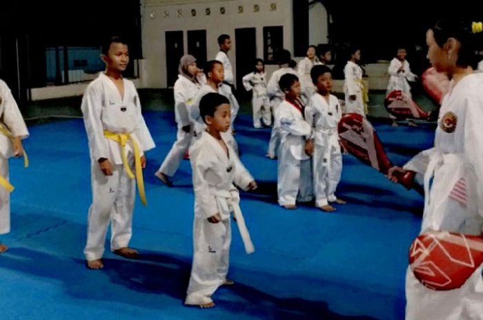 Suasana latihan atlet dari Semen Indonesia Taekwondo Academy (SITA) di Komplek Wisma Jendral Ahmad Yani, PT Semen Indonesia, Jl. Veteran Gresik. Dalam Kejurprov Taekwondo Jatim SITA menerjukan 9 atletnya.