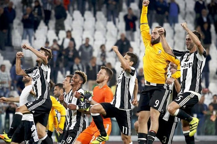 Para pemain Juventus merayakan kemenangan mereka atas Cagliari dalam laga Serie A di Juventus Stadium, 21 September 2016.