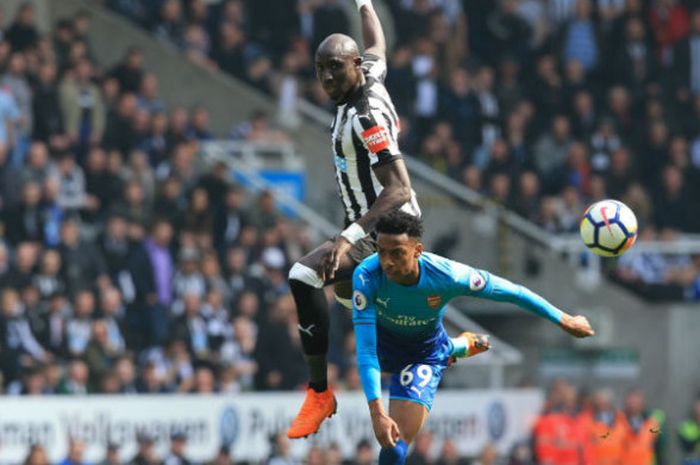 Arsenal's English midfielder Joe Willock vies with Newcastle United's Senegalese midfielder Mohamed Diame (up) during the English Premier League football match between Newcastle United and Arsenal at St James' Park in Newcastle-upon-Tyne, north east England on April 15, 2018. 