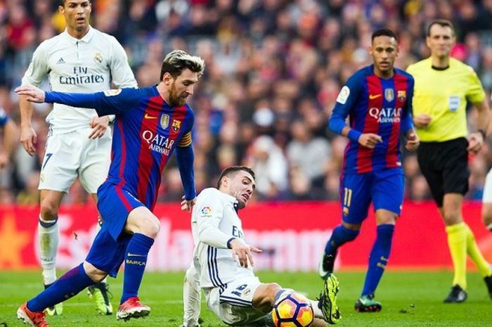 Striker Barcelona, Lionel Messi, berebut bola dengan gelandang Real Madrid, Mateo Kovacic, dalam laga lanjutan Liga Spanyol 2016-2017 di Stadion Camp Nou, Barcelona, (3/12/2016).