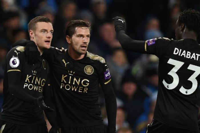  Para pemain Leicester City, Jamie Vardy, Adrien Silva, dan Fousseni Diabate, merayakan gol ke gawang Manchester City pada laga Liga Inggris di Stadion Etihad, Manchester, Sabtu (10/2/2018). 