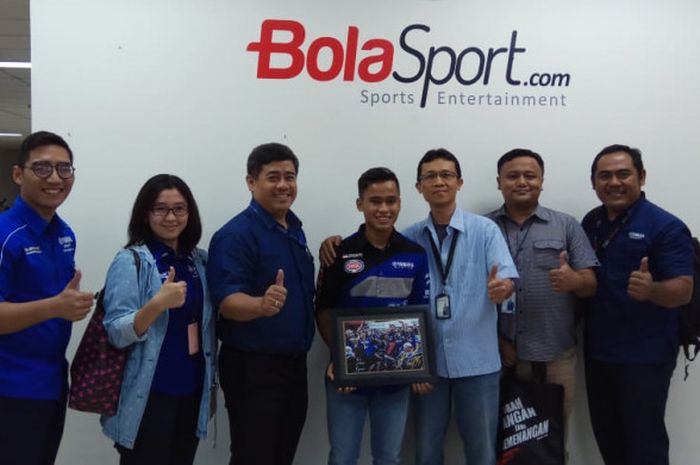 Pebalap Yamaha, Galang Hendra Pratama (tengah), saat mengunjungi kantor redaksi Bolasport.com di Palmerah, Jakarta, Kamis (23/8/2018).