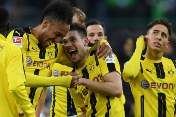 Para pemain Borussia Dortmund merayakan kemenangan mereka atas Borussia Moenchengladbach dalam lanjutan Liga Jerman di Stadion Borussia Park, Gladbach, 22 April 2017.