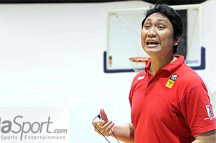 Pelatih timnas bola basket Indonesia, Fictor Roring.