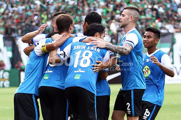       Pemain Barito Putera merayakan gol yang dicetak Douglas Packer saat melawan Persebaya Surabaya dalam laga pekan ketiga Liga 1 2018 di Gelora Bung Tomo Surabaya, Minggu (8/4/2018).      