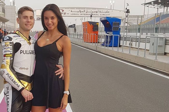 Alvaro Bautista (kiri) berpose dengan Grace Barroso di sirkuit Losail, Qatar