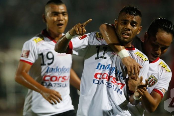 Winger Bali United, Yabes Roni Malaifani (tengah) melakukan selebrasi seusai mencetak gol ke gawang Persija pada putaran pertama TSC 2016 di Stadion Kapten I Wayan Dipta, Gianyar, 26 Agustus 2016. 