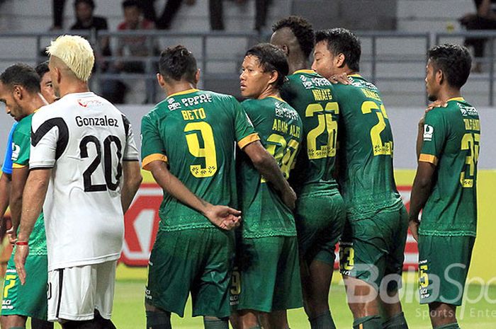 Gelandang Sriwijaya FC, Adam Alis (tengah), saat tampil melawan Madura United pada babak penyisihan Piala Gubernur Kaltim 2018 Grup B di Stadion Batakan Balikpapan, Kalimantan Timur, Senin (26/02/108) sore.