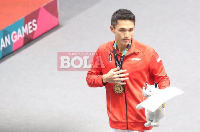    Pebulu tangkis tunggal putra Indonesia, Jonatan Christie, berpose dengan medali emas kategori perorangan Asian Games 2018 di Istora Senayan, Jakarta, Selasa (28/8/2018).   