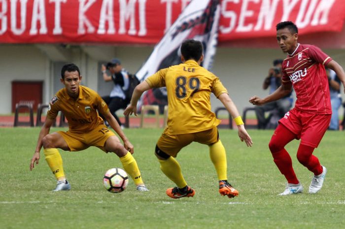 Dua pilar Bhayangkara FC, Maldini Pali dan Lee Hyun-jun mencoba menghadang akselerasi penyerang Persis, Tri Handoko pada uji coba di Stadion Manahan, Solo, Minggu (25/2/2018) sore.