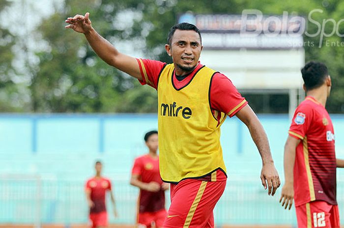 Gelandang Bhayangkara FC, Firman Utina, saat berlatih menjelang laga Cilacap Cup di di Stadion Wijaya Kusuma Cilacap, Jawa Tengah, Kamis (23/03/2017).