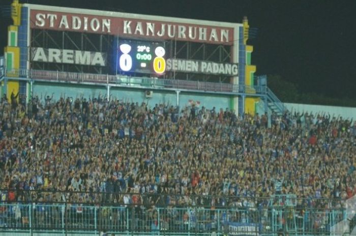 Aremania saat memberikan dukungan kepada Arema yang menjamu Semen Padang di Stadion Kanjuruhan, Kabupaten Malang pada 1 Juli 2016. 