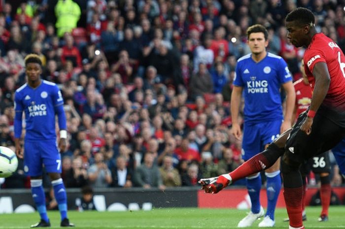 Gelandang Manchester United, Paul Pogba, mencetak gol via penalti dalam laga Liga Inggris kontra Leicester City di Stadion Old Trafford, Manchester pada 10 Agustus 2018.