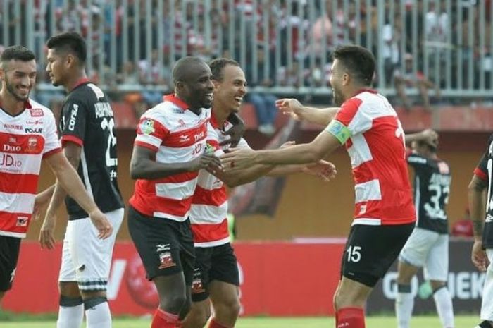 Selebrasi empat pemain Madura United, Reduane Zerzouri, Greg Nwokolo, Peter Odemwingie, dan Fabiano Beltrame (dari kiri ke kanan) seusai mencetak gol ke gawang Bali United pada laga pekan pertama Liga 1 musim 2017 di Stadion Gelora Ratu Pamelingan, Pamekasan, Minggu (16/4/2017).