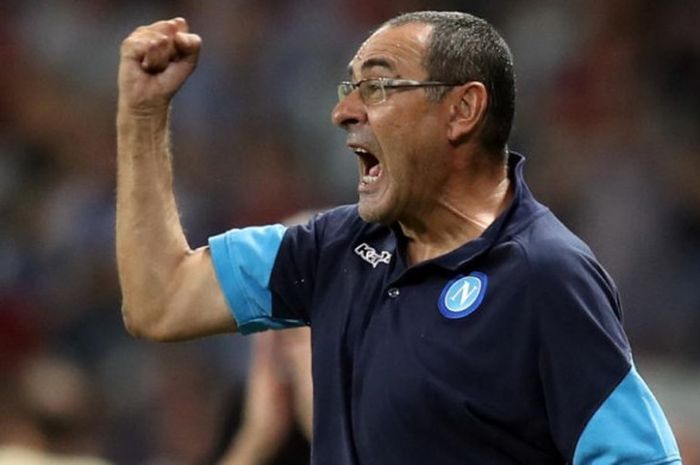 Reaksi pelatih Napoli, Maurizio Sarri, dalam partai play-off Liga Champions lawan Nice di Allianz Riviera Stadium, 22 Agustus 2017.