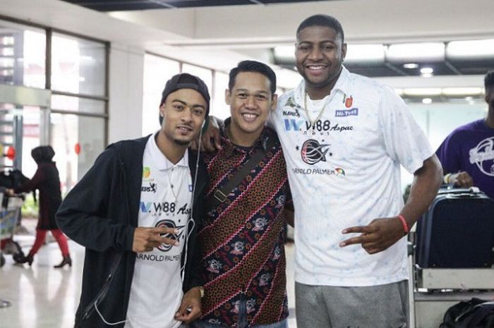 Dua pemain asing W88news.com Aspac Jakarta, Dominique Williams (kiri) dan Nate Barfield, berpose dengan manajer tim, Gagan Rahmat, di Bandara Soekarno-Hatta, Tangerang, Banten, Rabu (1/11/2017).